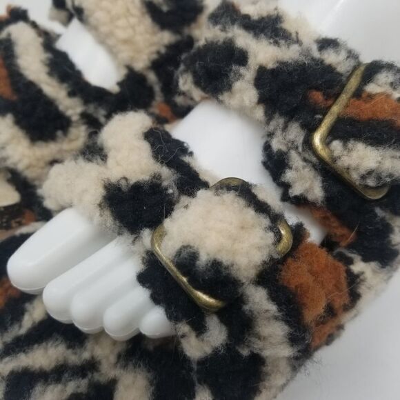 NWOT CUTE FURRY LEOPARD PRINT SANDALS WITH BUCKLES. MULTIPLE SIZES. - Picture 3 of 16